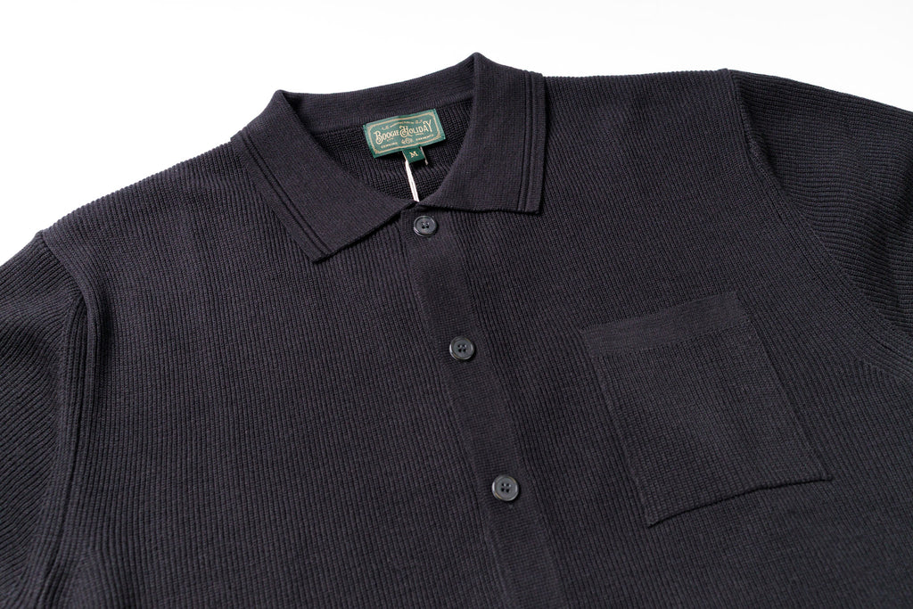 Knitted Short Sleeve Shirt in Black, Collar View