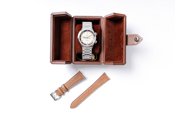 KUOE - Sombrero 90-011 Ivory Linen Textured Dial with Flat-Link Bracelet Box with Straps View