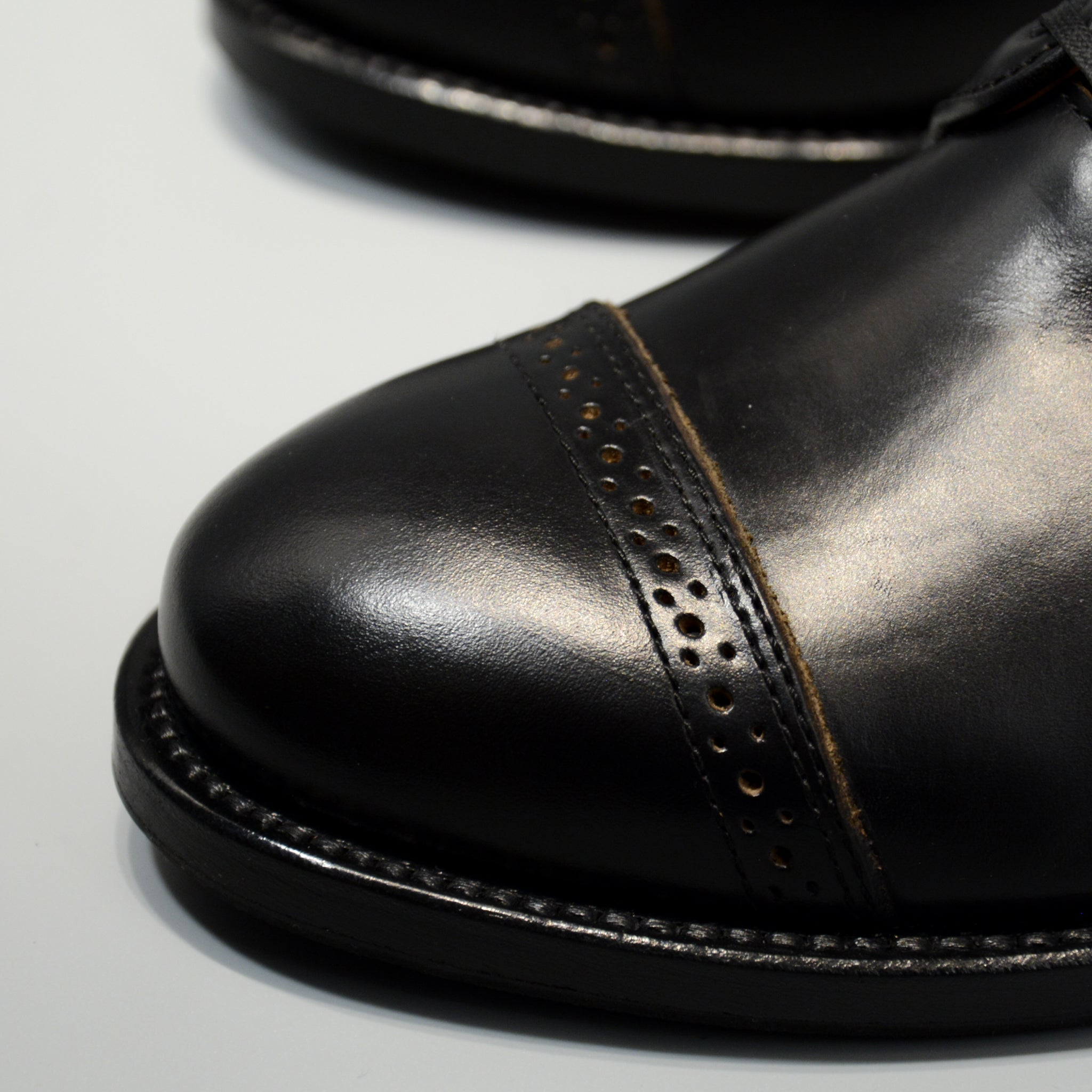 WHEEL ROBE - PUNCHED CAP DERBY BLACK-2