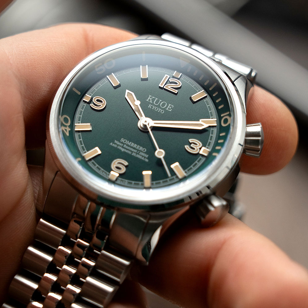 KUOE - Sombrero 90-011 Green Linen Textured Dial with Flat-Link Bracelet-2
