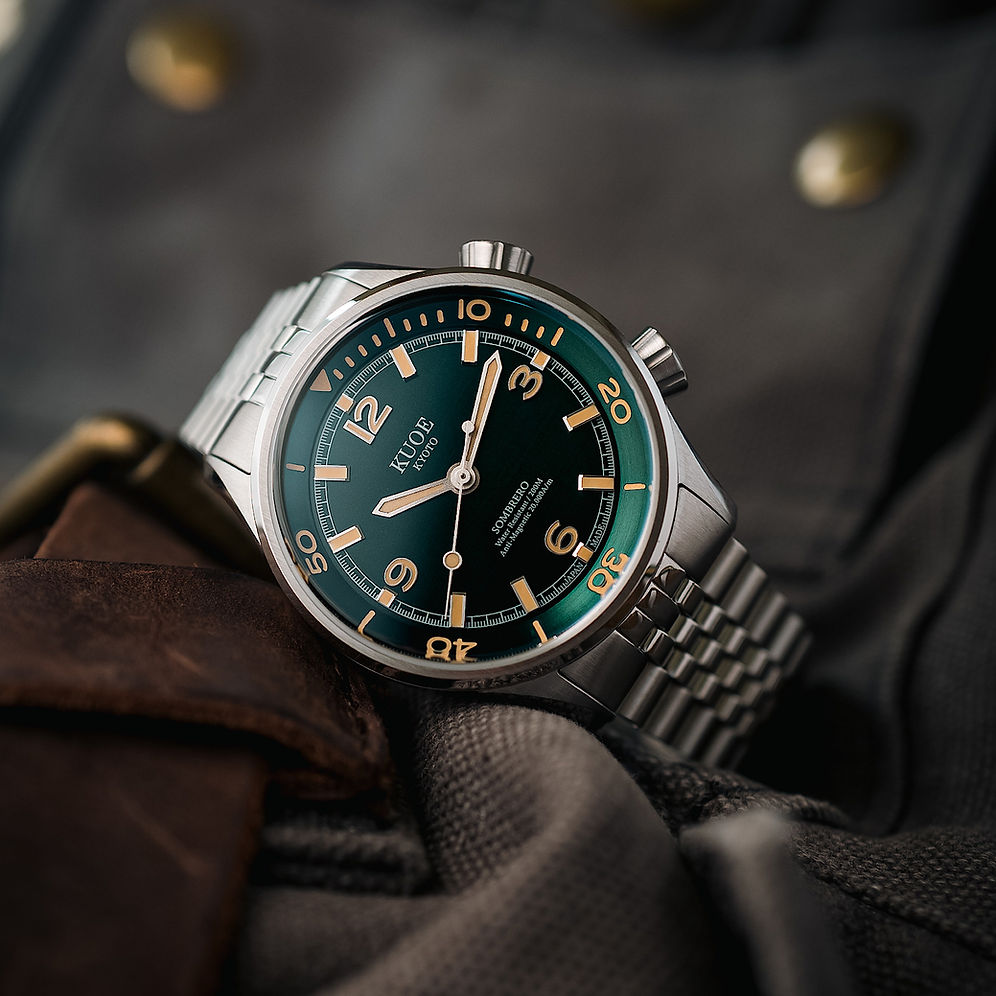 KUOE - Sombrero 90-011 Green Linen Textured Dial with Flat-Link Bracelet-4