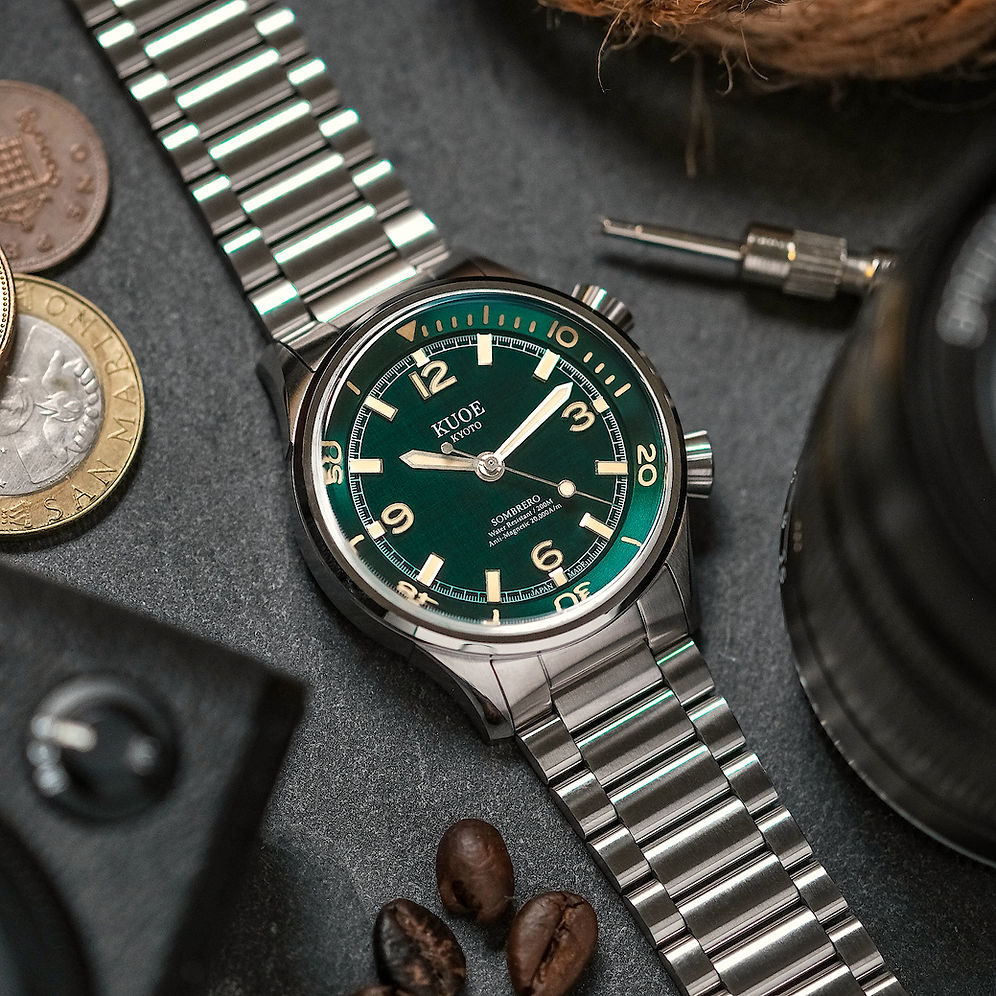 KUOE - Sombrero 90-011 Green Linen Textured Dial with Flat-Link Bracelet-5