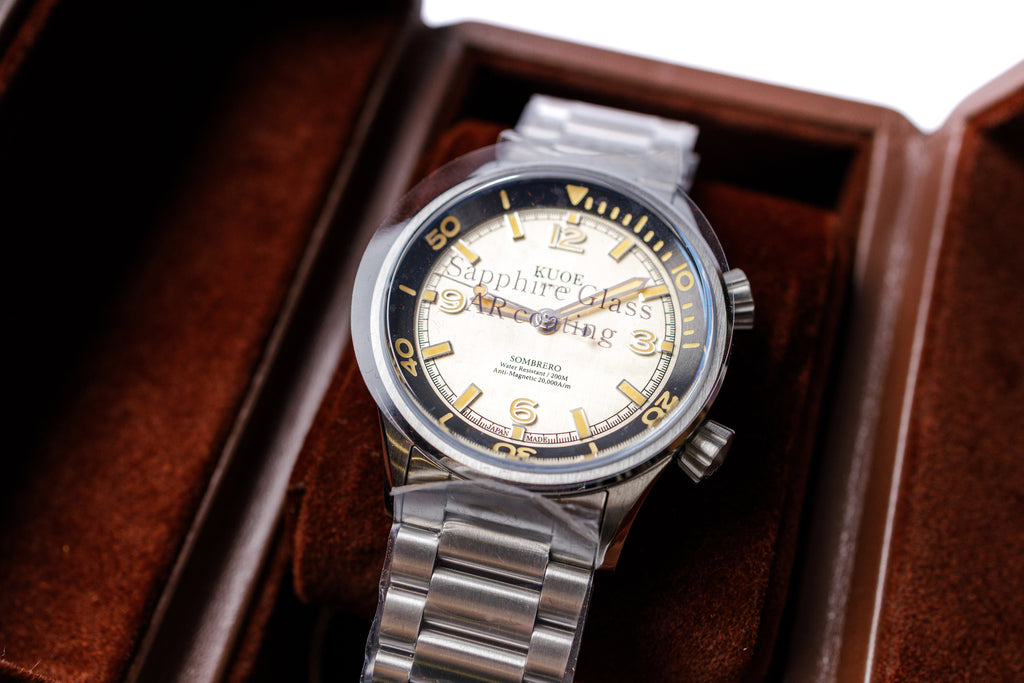 KUOE - Sombrero 90-011 Ivory Linen Textured Dial with Flat-Link Bracelet Dial View